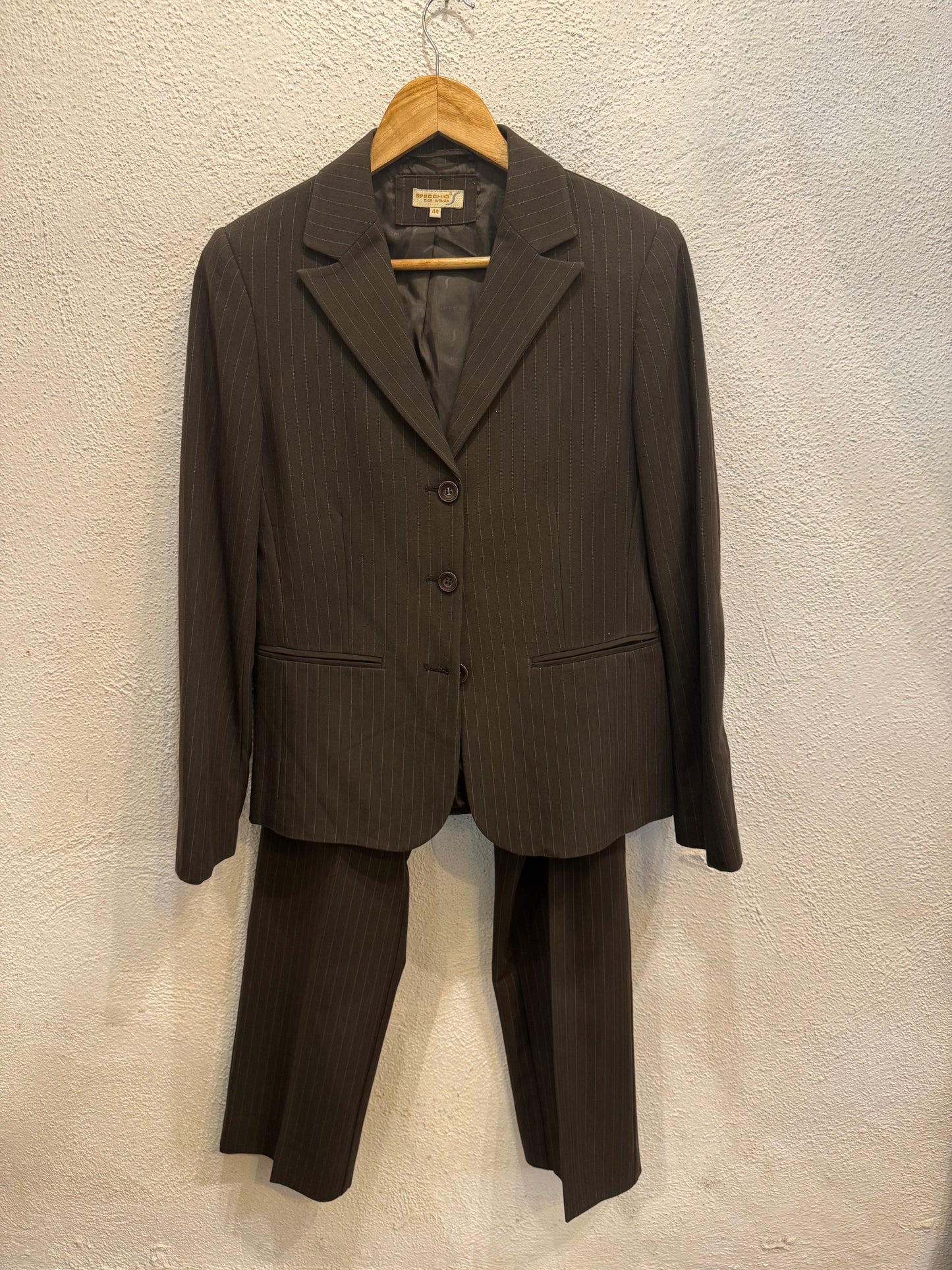 Completo gessato marrone